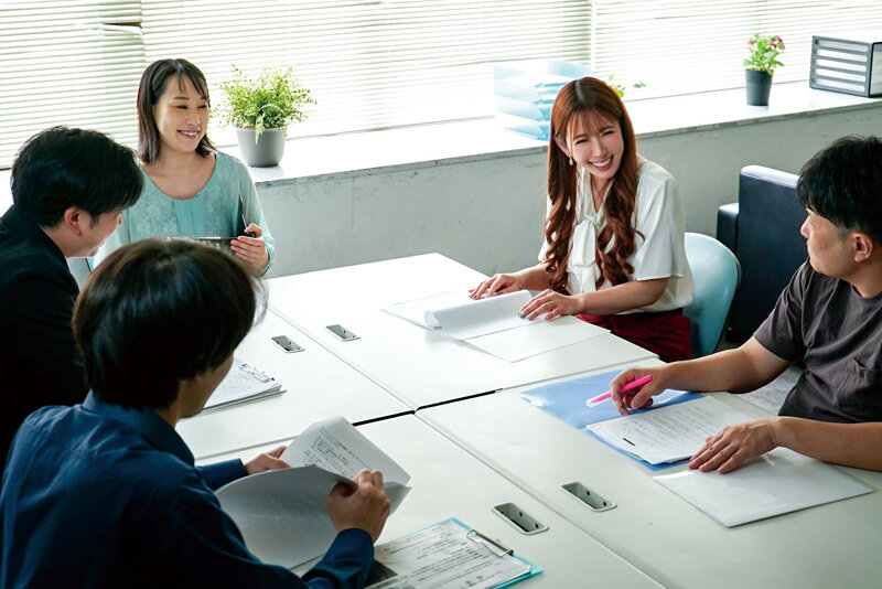 人妻PTA会長 保護者の男女が集う会合で巻き起こる…。子供には絶対内緒の淫らな背徳デカチン不倫 波多野結衣 サンプル画像2